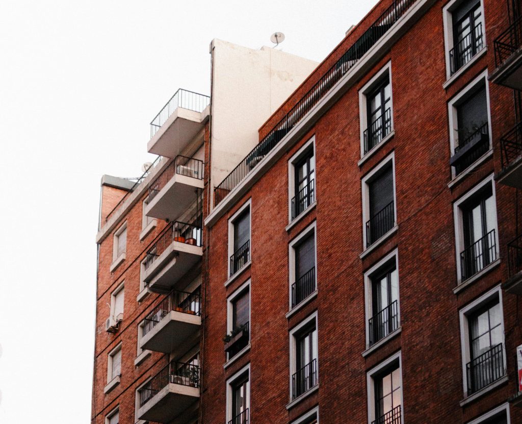 Edificio residencial en Navarra, representativo del tema de las subvenciones para el sector residencial en la región