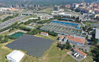 placas solares pueblo foto aérea